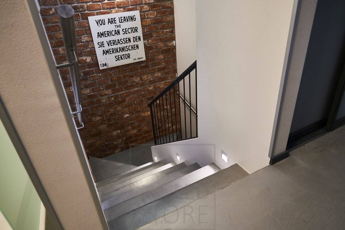 Měkké nepřímé světlo na schodech.